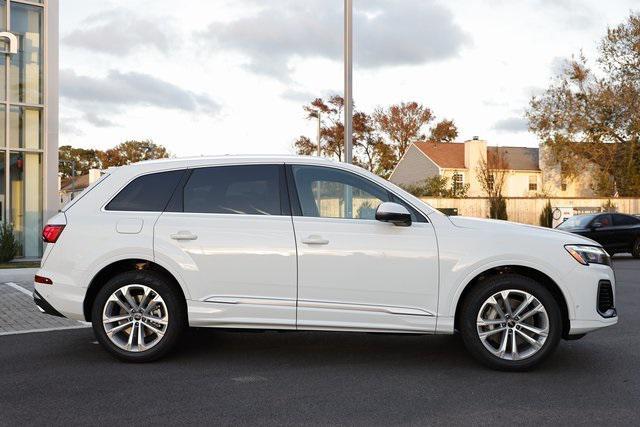 new 2025 Audi Q7 car, priced at $62,277