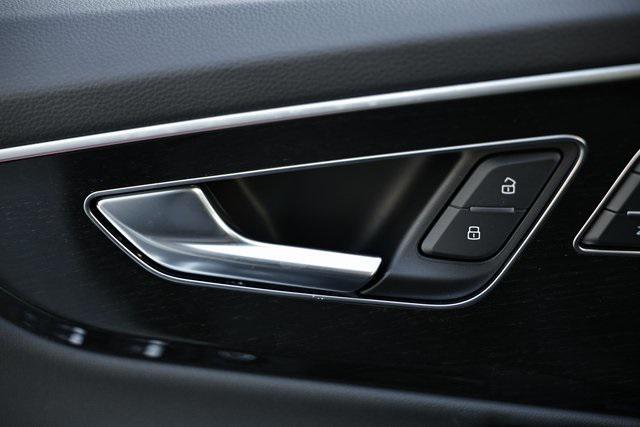 new 2025 Audi Q7 car, priced at $75,530
