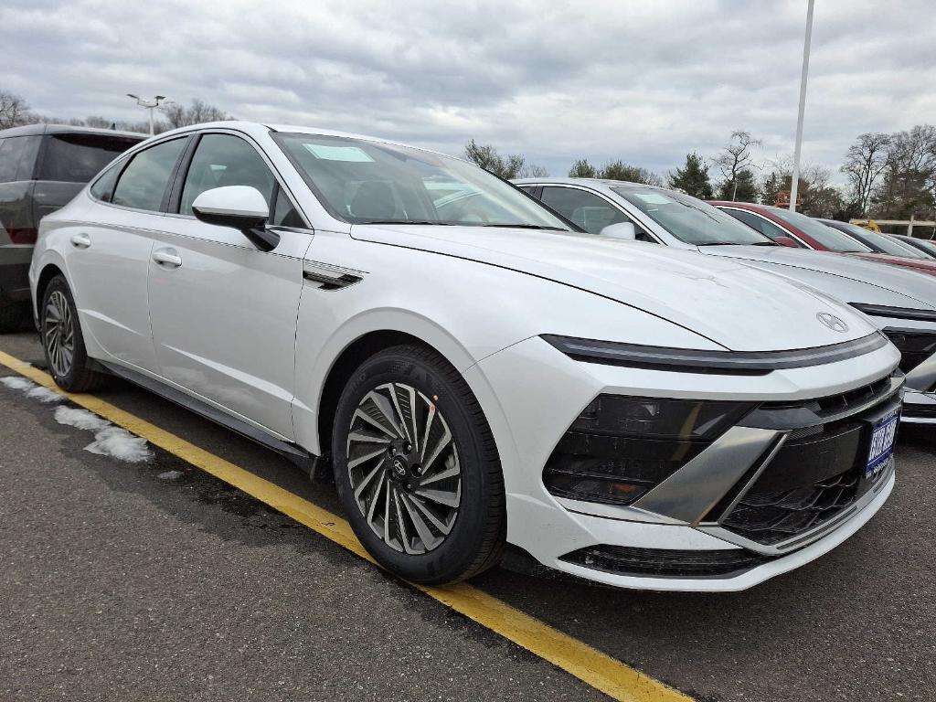 new 2025 Hyundai Sonata Hybrid car, priced at $32,160