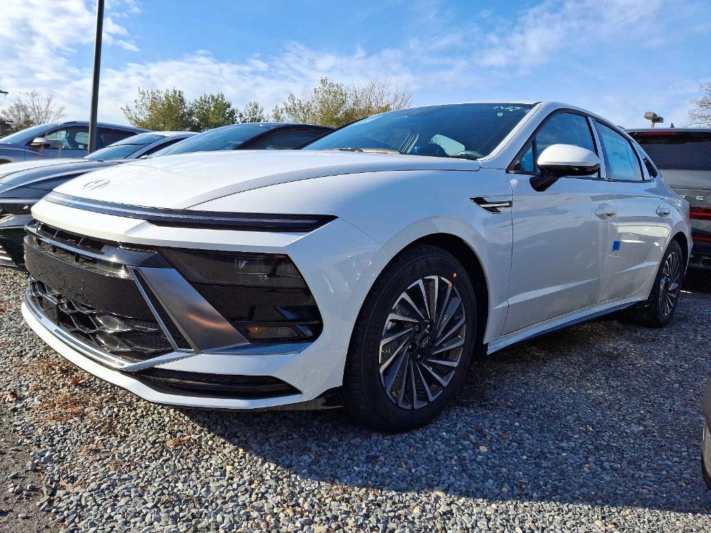 new 2025 Hyundai Sonata Hybrid car, priced at $32,180