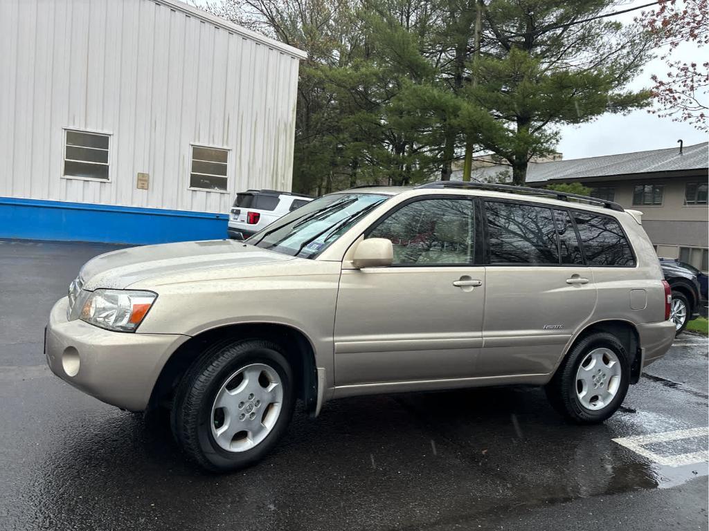 used 2007 Toyota Highlander car, priced at $10,237