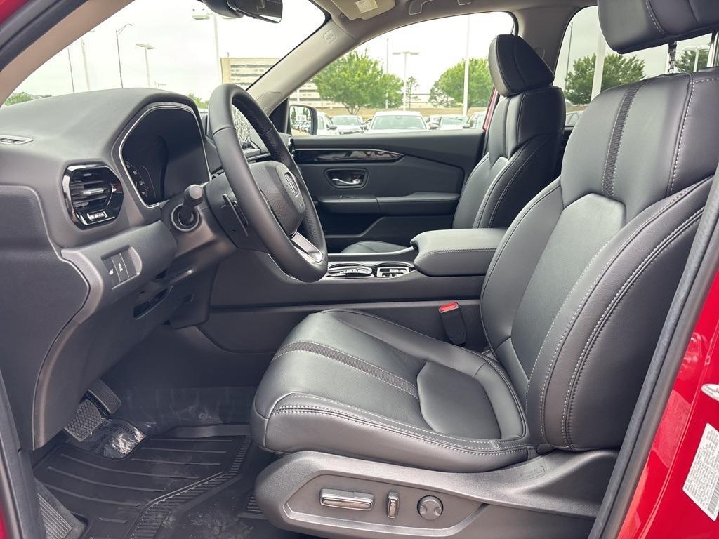 new 2025 Honda Pilot car, priced at $49,405