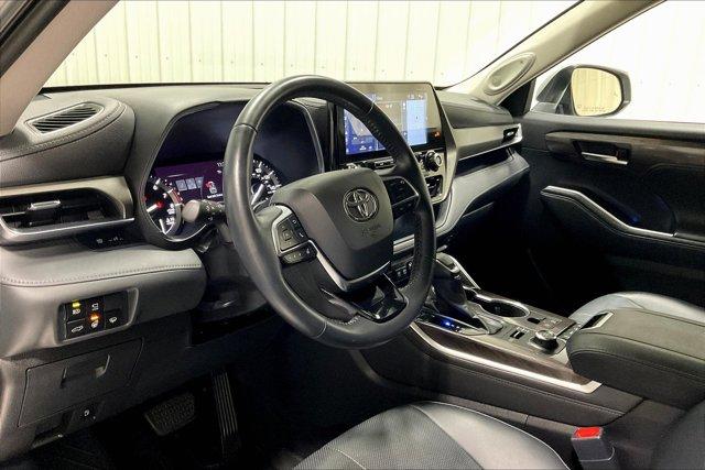 used 2021 Toyota Highlander car, priced at $35,975
