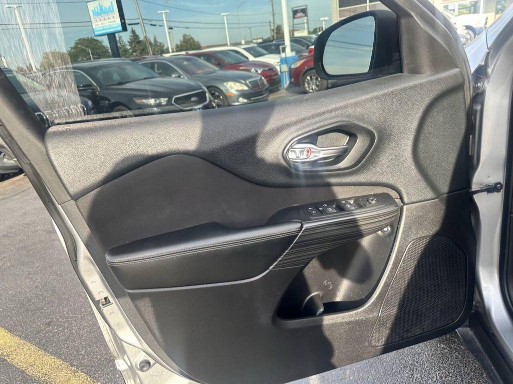 used 2015 Jeep Cherokee car, priced at $5,950