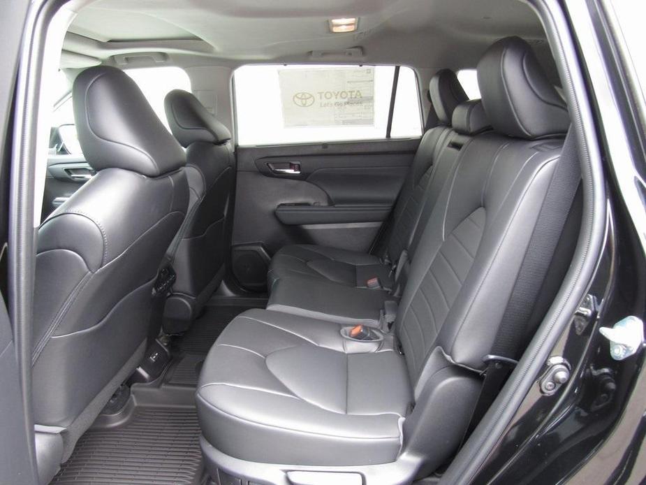 used 2022 Toyota Highlander car, priced at $38,681