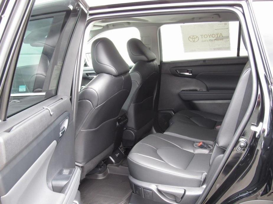 used 2022 Toyota Highlander car, priced at $38,681