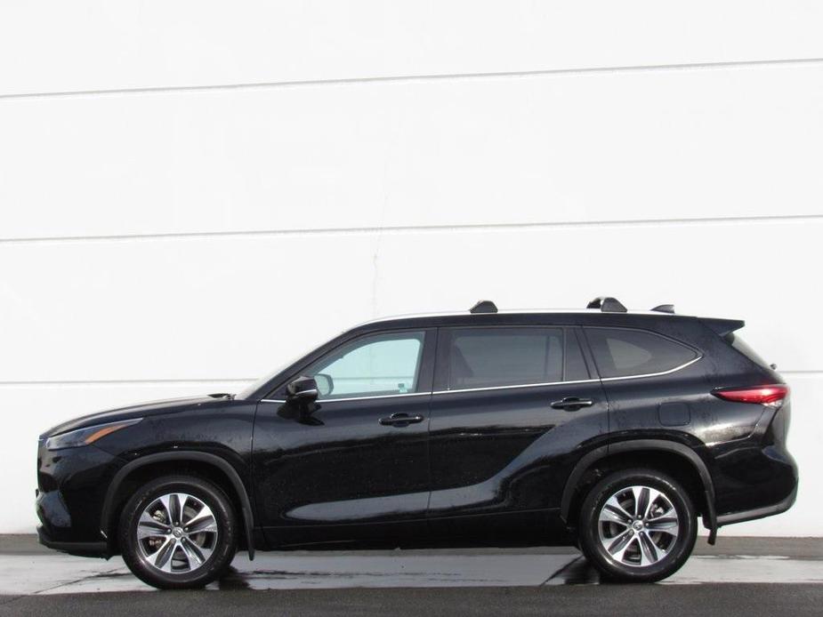 used 2022 Toyota Highlander car, priced at $38,681