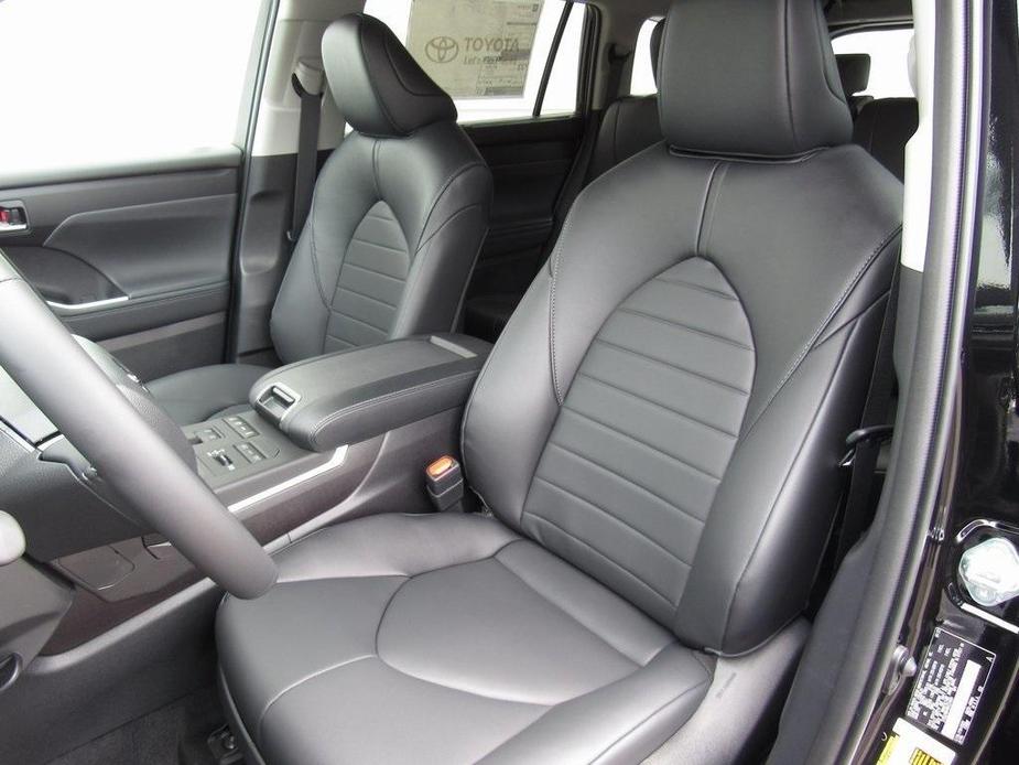 used 2022 Toyota Highlander car, priced at $38,681