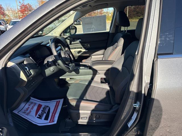 new 2025 Nissan Pathfinder car, priced at $45,302