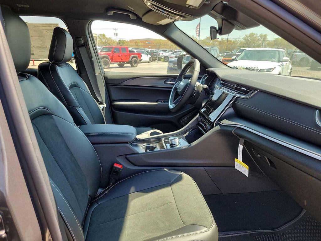 new 2025 Jeep Grand Cherokee car, priced at $45,625