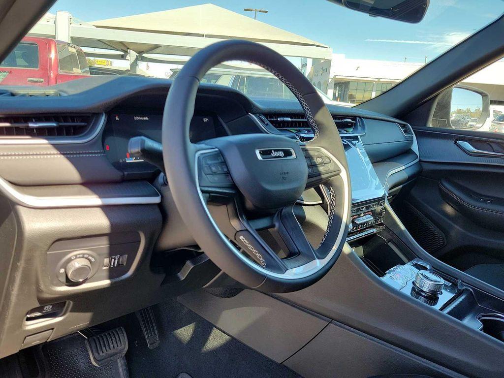 new 2025 Jeep Grand Cherokee car, priced at $44,595