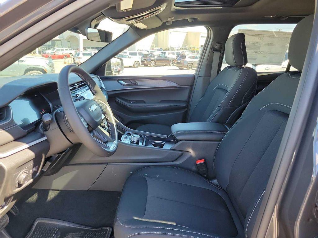 new 2025 Jeep Grand Cherokee car, priced at $44,595