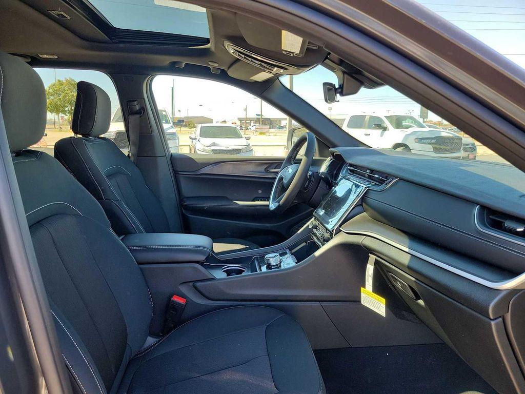 new 2025 Jeep Grand Cherokee car, priced at $44,595