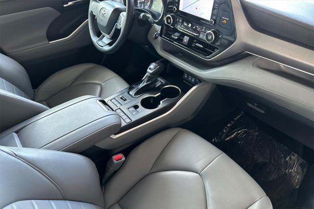 used 2022 Toyota Highlander car, priced at $36,999