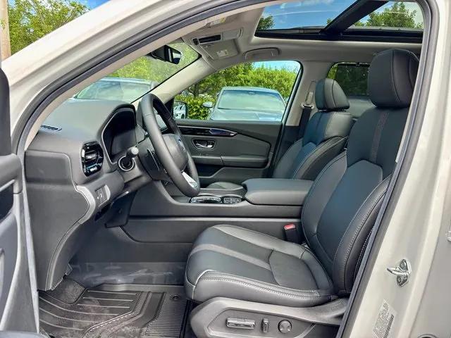 new 2025 Honda Pilot car, priced at $49,280