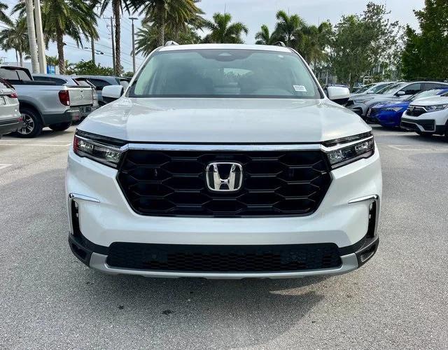 new 2025 Honda Pilot car, priced at $49,678