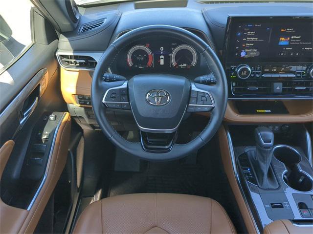 used 2023 Toyota Highlander car, priced at $39,999