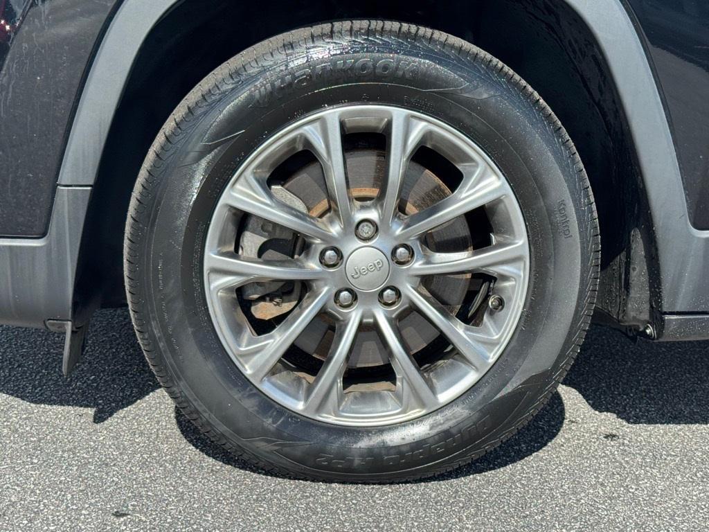 used 2019 Jeep Cherokee car, priced at $15,862
