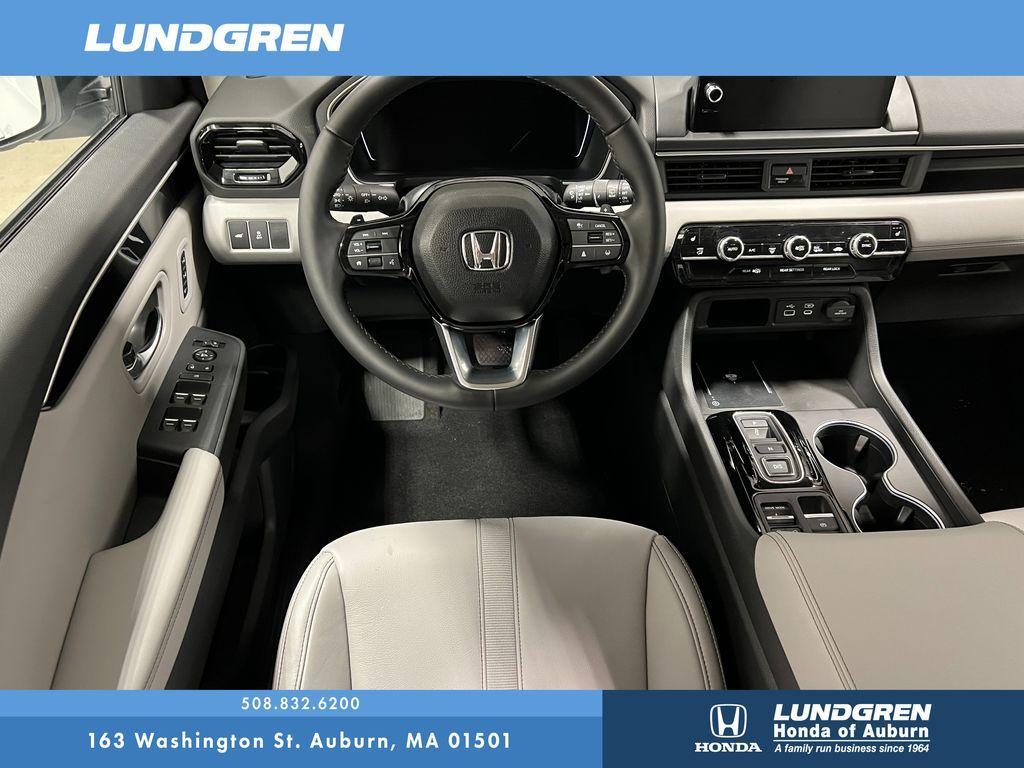 new 2025 Honda Pilot car, priced at $51,050