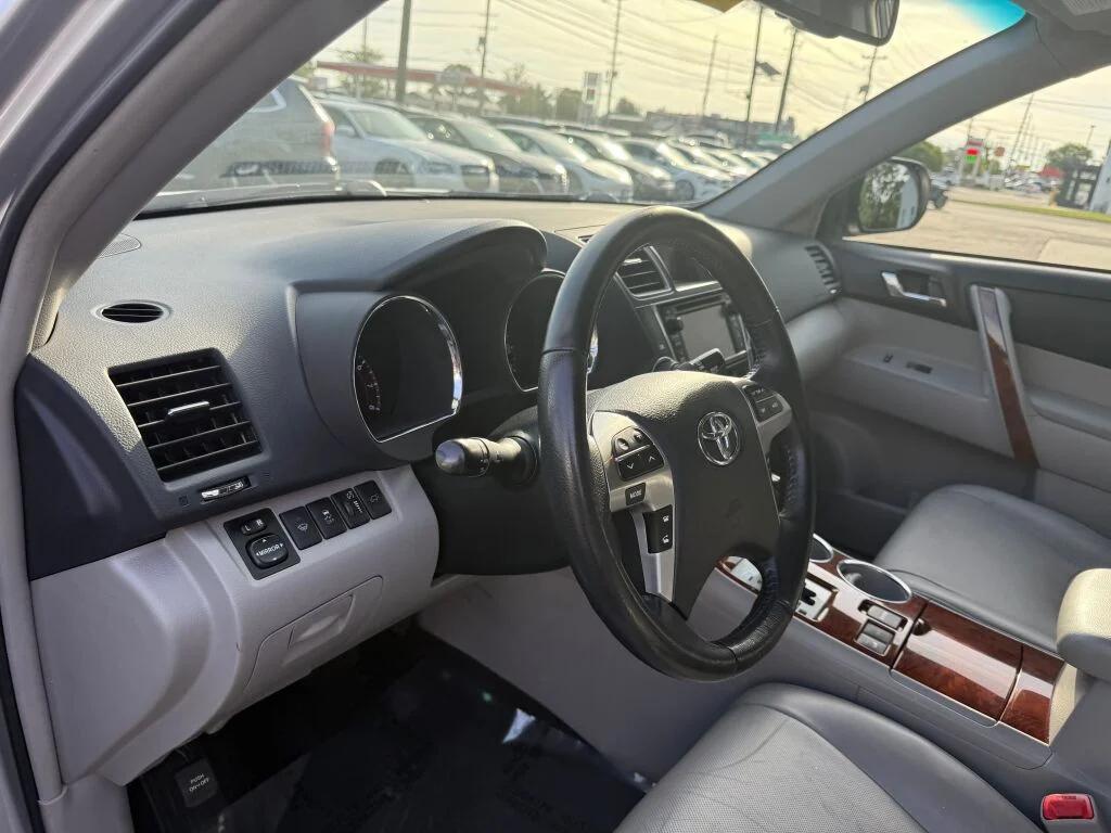 used 2013 Toyota Highlander car, priced at $11,995