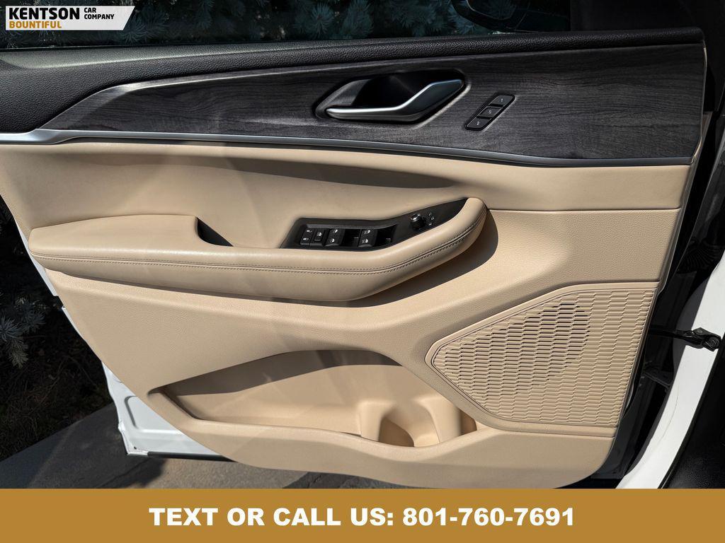 used 2024 Jeep Grand Cherokee car, priced at $29,550