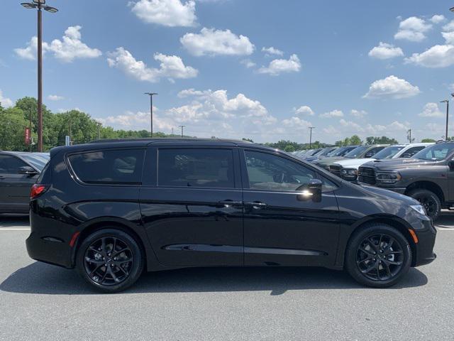 new 2024 Chrysler Pacifica car, priced at $40,988