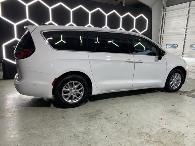 new 2025 Chrysler Pacifica car, priced at $41,032