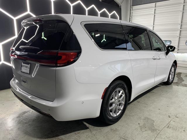 new 2025 Chrysler Pacifica car, priced at $41,032