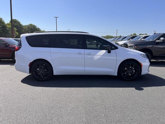 new 2024 Chrysler Pacifica car, priced at $39,988