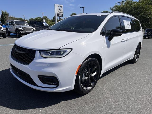 new 2024 Chrysler Pacifica car, priced at $39,988