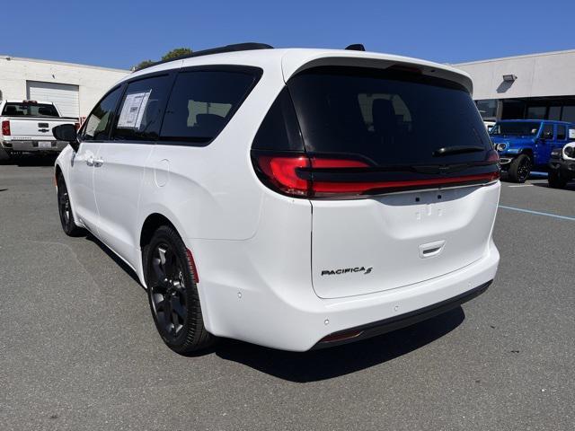 new 2024 Chrysler Pacifica car, priced at $39,988