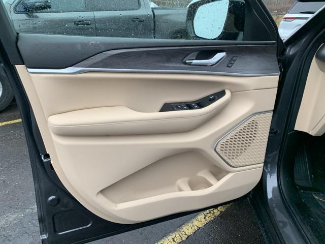 new 2025 Jeep Grand Cherokee car, priced at $48,999
