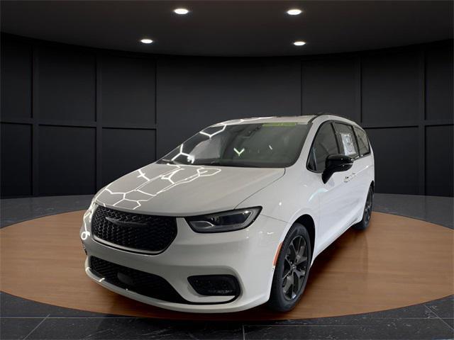 new 2024 Chrysler Pacifica car, priced at $51,622
