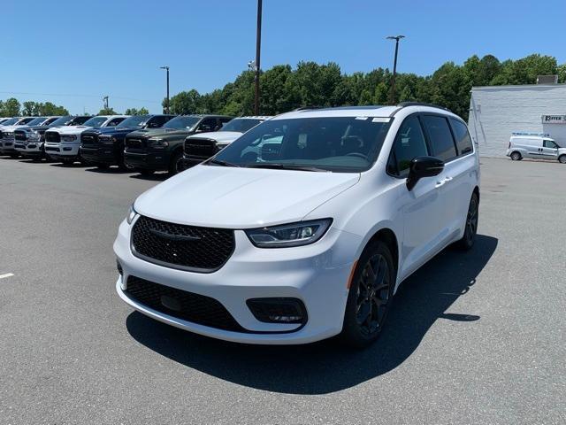 new 2024 Chrysler Pacifica car, priced at $45,488