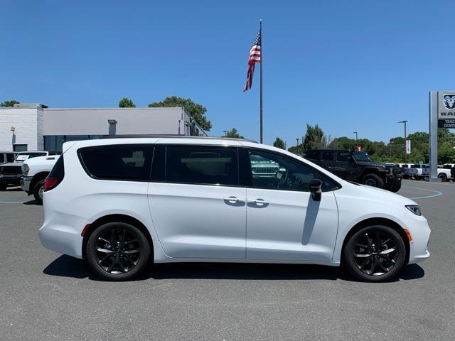 new 2024 Chrysler Pacifica car, priced at $45,488