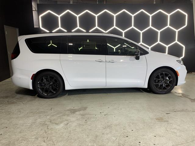 new 2024 Chrysler Pacifica car, priced at $49,697