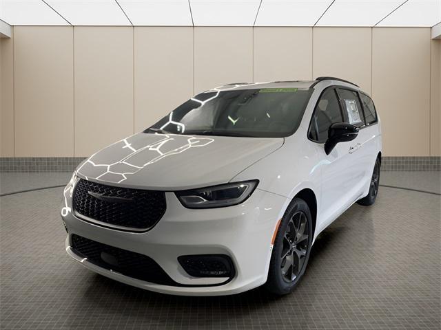 new 2024 Chrysler Pacifica car, priced at $51,622
