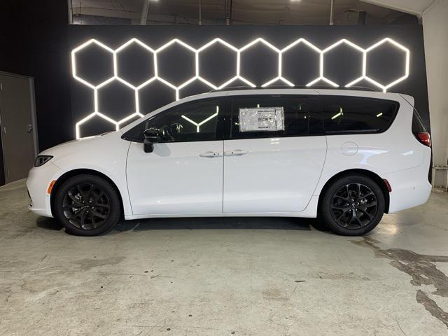 new 2024 Chrysler Pacifica car, priced at $49,697