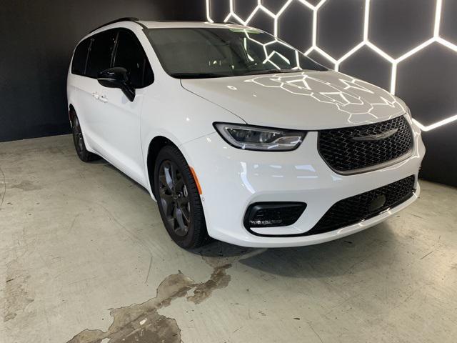 new 2024 Chrysler Pacifica car, priced at $49,697