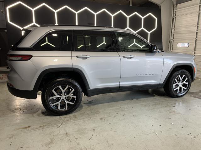 new 2025 Jeep Grand Cherokee car, priced at $47,295