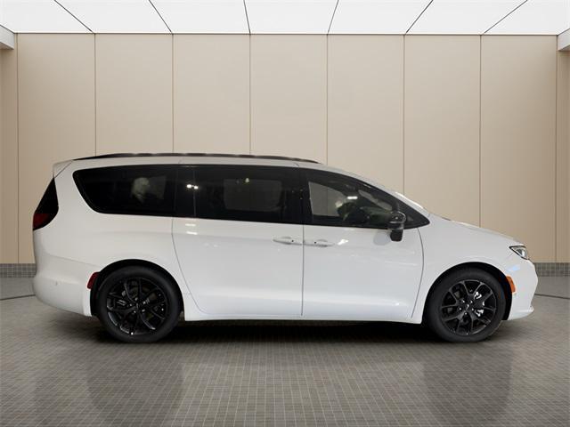 new 2024 Chrysler Pacifica car, priced at $51,622