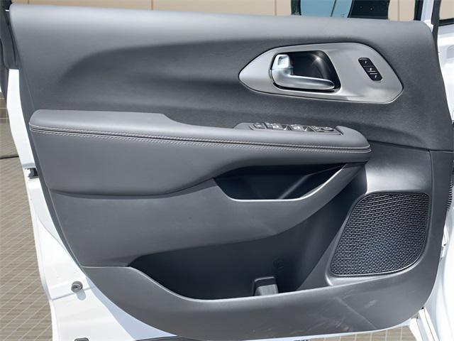 new 2024 Chrysler Pacifica car, priced at $51,622