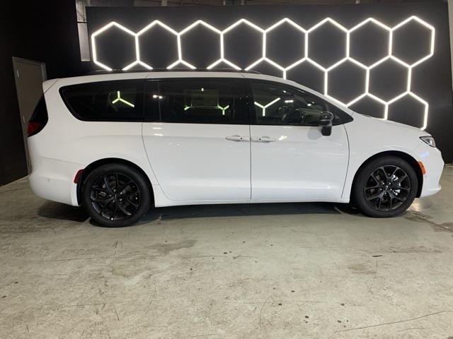 new 2024 Chrysler Pacifica car, priced at $49,697