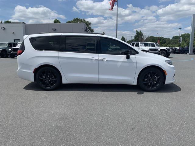 new 2024 Chrysler Pacifica car, priced at $45,488