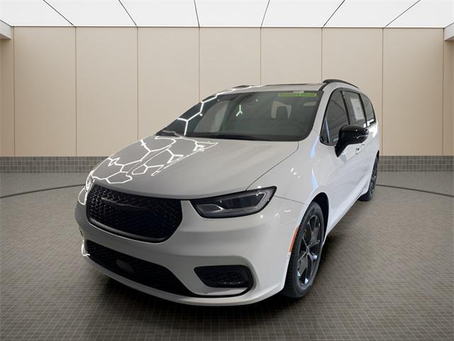 new 2024 Chrysler Pacifica car, priced at $51,622