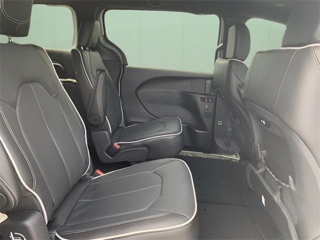 new 2024 Chrysler Pacifica car, priced at $51,622