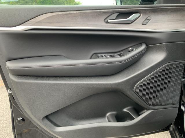 new 2025 Jeep Grand Cherokee car, priced at $41,929