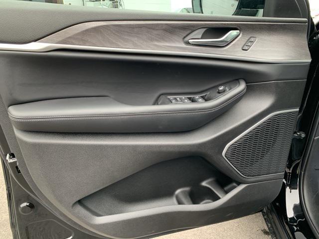 new 2025 Jeep Grand Cherokee car, priced at $48,999