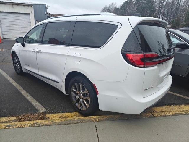 new 2025 Chrysler Pacifica Hybrid car, priced at $53,405