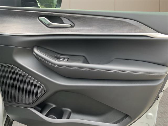 new 2025 Jeep Grand Cherokee car, priced at $40,760